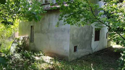 A képen, az épület másik homlokzata látszik