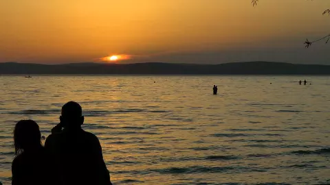 Gyönyörködhet a Balaton színeiben, a romantikus naplementékben, az aranyhídban, éjszaka a túlpart fényeiben.