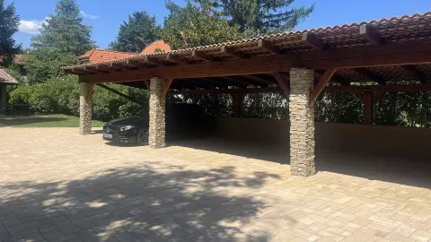 Itt lehet 6 autóval parkolni és itt van eleketromos töltő is.