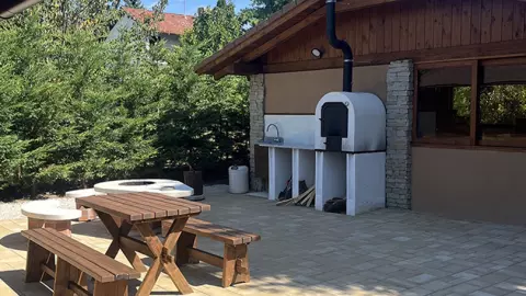 Itt lehet halat pucolni, halászlét főzni, halat sütni.