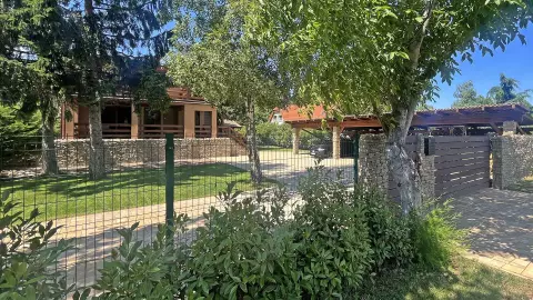Az egész privát horgásztanya vadonatúj és kulturált.