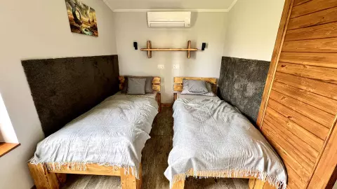 A képen az egyik apartman szobája látható.