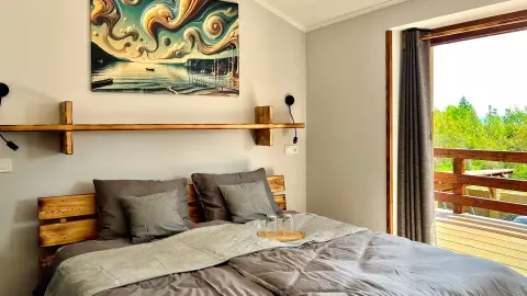 A képen a másik apartman szobája látszik.
