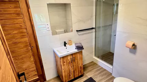 A képen az egyik apartman fürdőszobája látható.