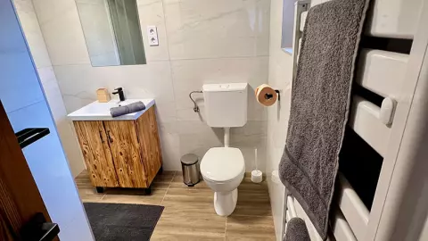 A kép a másik apartman fürdőszobáját ábrázolja.