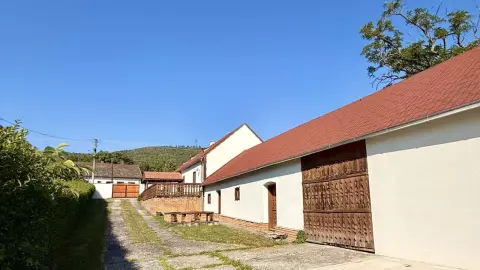 melléképületek