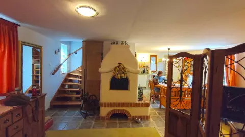 A bejárat, a fedett teraszról nyílik. Már a belépés is kellemes, amikor feltárul a nyaraló hangulatát meghatározó lakószoba, másnéven nappali. 