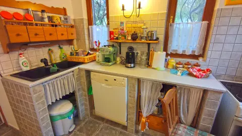 A konyha egyedileg került megépítésre, benne a gránit mosogató és a mosogatógép.