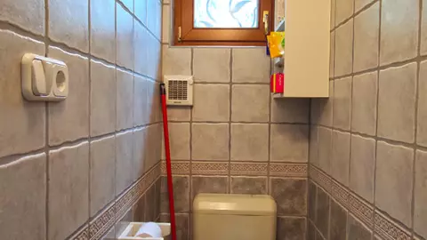 A kép, a földszinti külön helyiségben lévő WC-t ábrázolja.