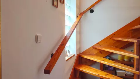 A képen, akényelmes, tetőtéri feljáró lépcső látható.