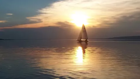 Balatonkenesén, közvetlen vízparti, kizárólagos használatú, külön-bejáratú, szeparált ikernyaraló rész eladó.