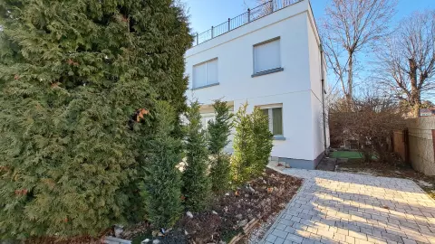 térkövezett rész autóknak