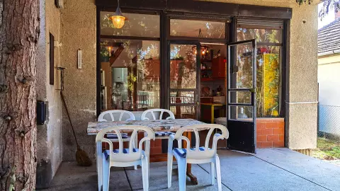 Fedett terasz mérete: 4,02 x 2,23 = 8,96 m2, itt nagyobb asztaltársaság is elfér