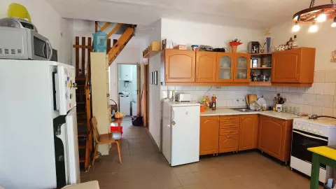 A nappali,- konyha,- étkezőből nyílik a szoba, a fürdőszoba és a WC