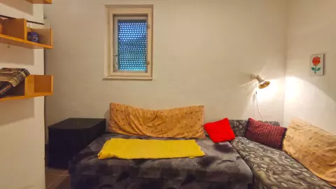 A földszinti szoba 8,21 m2 alapterületű. A helyiségek mázas kerámia lappal burkoltak.