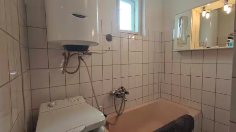 A képen a földszinti fürdőszoba látható