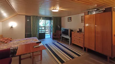 A tetőtérben kettő szoba került kialakításra, az itt látható erkélyes szoba 22,61 m2 alapterületű