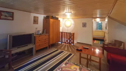 A képen a tetőtéri egyik szoba látható a másik irányból nézve