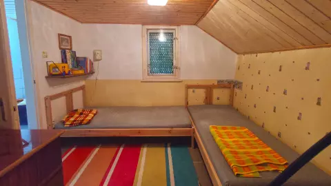 A tetőtéri kisebb szoba 8,68 m2 alapterületű, melyből nyílik a fürdőszoba