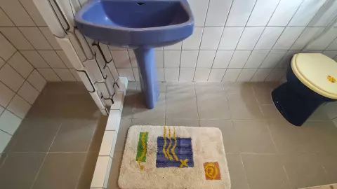 A tetőtéri fürdőszoba berendezési tárgyai: épített zuhanyozó,- mosdó,- WC