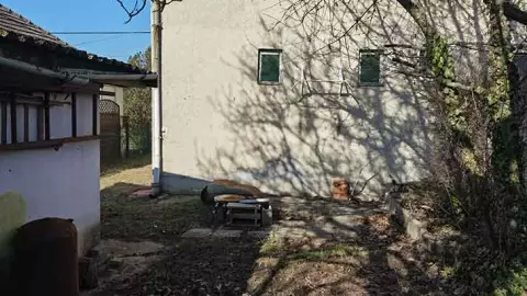 A főépület mögött van a különálló garázs, melynek mérete: 3,08 x 5,55 = 17,09 m2, falazata tégla, padlózata betonozott, tető hullámpala fedésű, villany be van vezetve.