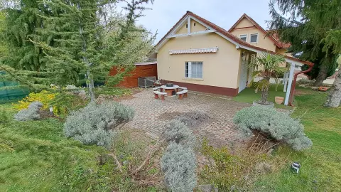 balatonszepezdi panorámás medencés ház - kisház és a mögötte lévő térkövezett rész