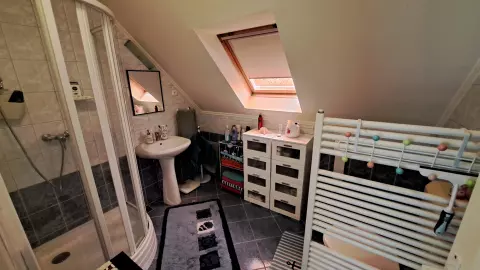 balatonszepezdi panorámás medencés ház - tetőtéri fürdőszoba