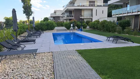 kert és medence