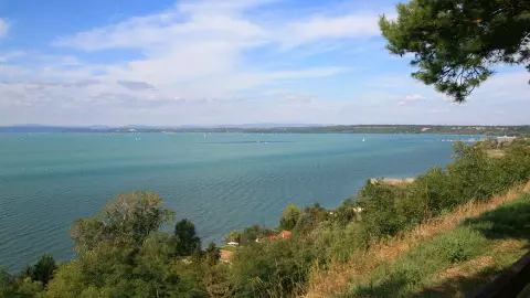 Bármikor lehet gyönyörködni a 115 méterre lévő balatoni panorámában.  