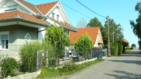 A háztól egyenes út vezet a vízhez, a kertkapun kilépve látszik a Balaton. 