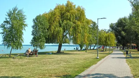 Az üdülőtől a szabad strand 154 méter, a Balaton vize 188 méter.