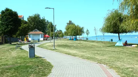 A szabadon megközelíthető strand mindenki számára ingyenesen használható. 