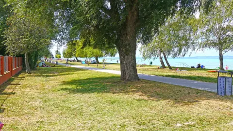 Van itt öltöző, zuhanyozó, illemhely, büfék. Strand eszközöket is lehet kölcsönözni. 