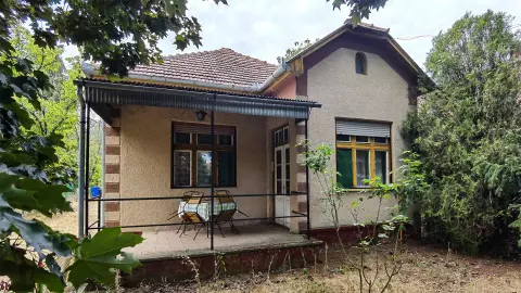Állandóan itt lakhat és gazdálkodhat a 3538 m2-es telken.