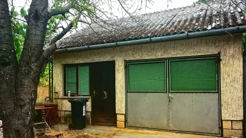 A képen, a gazdasági épület látható.
