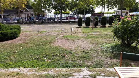kilátás a kertre és a vízre a teraszról