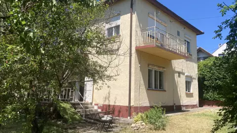 épület
