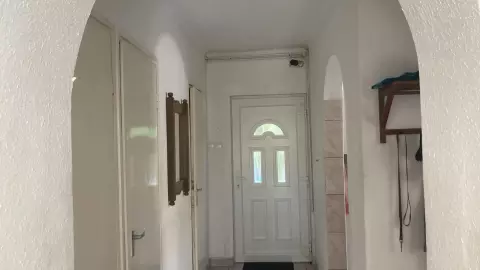bejárat, folyosó