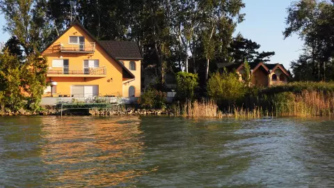 A főépületben lakhat, nyaralhat, a tőle jobbra látható vendégház 4 apartmanját kiadhatja