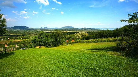 Pihenésre, kikapcsolódásra alkalmas tökéletes hely. Panoráma a Tapolcai-medencére és a Balatonra.